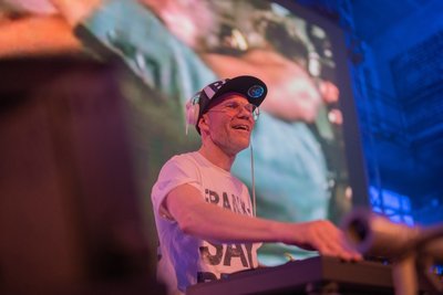Dirk Duske dreht wieder an den Plattentellern und zeigt dazu die kultigsten Videos: Um die 1990er und 2000er Jahre geht es bei seiner nächsten "Simply The Best"-Party im Kraftverkehr. 