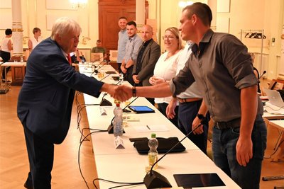 OB Dieter Greysinger (l.) verpflichtet hier Willi Teufert (Bündnis Dorf Stadt) per Handschlag.