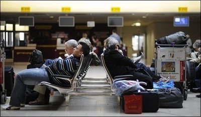 Das Flugverbot an deutschen Flughäfen ist bis Dienstagmorgen um 02.00 Uhr verlängert worden. Es kann jedoch sein, dass im Laufe des Tages die Lufträume an einzelnen Airports vorübergehend freigegeben werden.