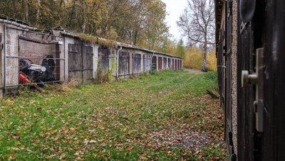 Viele Garagen am Geschwister-Scholl-Weg sollen 2022 abgerissen werden. Einige bleiben aber - wie die vier, die als Unterstellmöglichkeit für Gerätschaften von Pfadfindern und Pro Buchholz genutzt werden. 
