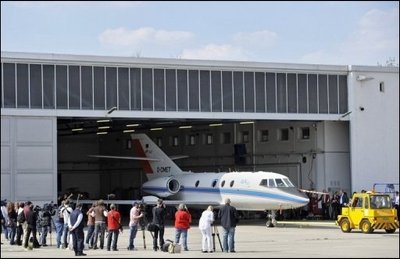 In Oberpfaffenhofen bei München ist das Messflugzeug gestartet, das die Verbreitung der Vulkanaschewolke über Deutschland untersuchen soll. Die Maschine vom Typ Falcon soll über Leipzig Richtung Hamburg fliegen und auf dem Rückweg an Frankfurt am Main und Stuttgart vorbei wieder Kurs auf ihren Startort Oberpfaffenhofen nehmen.