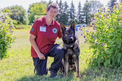 Bereits ein eingespieltes Hoopers-Team: Jacqueline Kupke und Schäferhund-Rüde Aslan. 