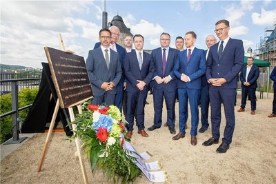 In Anwesenheit von Ministerpräsident Michael Kretschmer (2. v. r.) ist am Samstag die Tafel enthüllt worden.