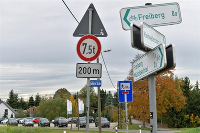 An der Lößnitzer Straße in Freiberg wurden in Richtung Kleinwaltersdorf am Donnerstag Poller aufgestellt.