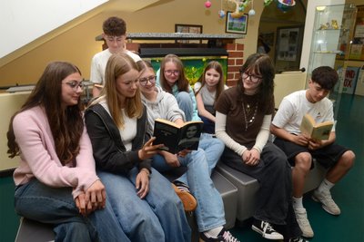 Mit dem Leben von Anne Frank und dem Buch „Der Junge im gestreiften Pyjama“ befassen sich Mathilda, Merle, Yannik, Emily, Elena, Philomena, Nele, Moritz und ihre Mitschüler.