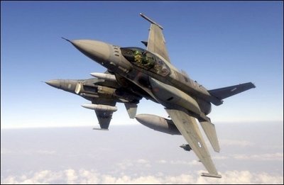 Ein Kampfflugzeug der NATO ist durch die Aschewolke des isländischen Vulkans Eyjafjöll in Mitleidenschaft gezogen worden. In den Motoren der F-16-Jets wurden nach dem Flug durch die Aschewolke Glaspartikel entdeckt. (Archivfoto)