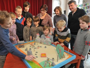 Kinder am Spielplatzmodell
