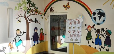 Das Zugangssystem in der Kindertagesstätte "Kibu" soll gewährleisten, dass höchstens drei Eltern gleichzeitig in der Garderobe sind. Wer zum Beispiel in die Bärengruppe will, nimmt einen der laminierten, desinfizierbaren Bären von der Magnettafel mit und hängt ihn anschließend wieder hin. 