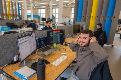 Geist eines Startups, Atmosphäre eines alten Industriebetriebs: Florian Willmann (vorn), Johannes Ivandic (hinten links) und Vincent Buttkau (hinten rechts) in der Staffbase-Zentrale.