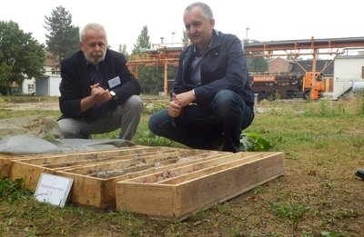  Umweltminister Thomas Schmidt (CDU/rechts) lässt sich zeigen, wie belastet das Gelände der Mineralölwerke Klaffenbach ist. 