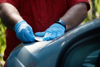 Das Auto wurde vermutlich mit einer Säure überschüttet.