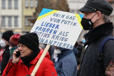 "Kein Gas von Putin. Lieber frieren als den Krieg finanzieren", steht auf Plakat einer Frau während einer Kundgebung , die am Samstag in Erfurt gegen den Ukraine-Krieg stattfand. 
