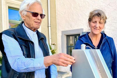 Anwohner Dr. Horst Richter spendete Dreiviertel der Baukosten des Trinkbrunnens, Simone Lohse vom Freiberger Tiefbauamt betreute die Aufstellung.