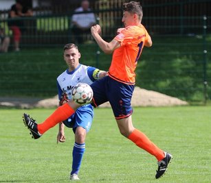 Germania-Kapitän Florian Stier (l.) musste in seiner Oberlungwitzer Heimat eine Testspielniederlage einstecken. 