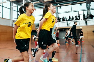 Aufwärmen gehört auch bei Show-Basketballern dazu: Mila Sayen Kubisch Zambrano (vorn) und ihre Mitschüler beim Training am Donnerstag.