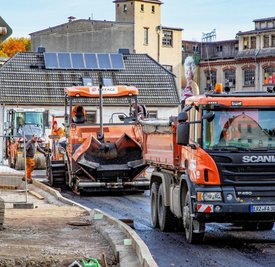 An der neuen Zschopaubrücke in Flöha-Plaue wurde mit den Asphaltarbeiten begonnen. Wenn das Wetter mitspielt, sollen die bis 28. Oktober abgeschlossen werden. Aber danach sind noch weitere Arbeiten nötig. 
