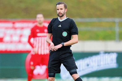 Schiri Michael Bacher aus München entschuldigte sich nach Abpfiff in der FSV-Kabine. 
