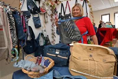 Bei Helga Haschlar aus Roßwein bekommen Jeans ein zweites Leben als Rucksack oder Tasche. Ihre Arbeiten zeigte sie bei der Hobbymesse in Reinsberg.