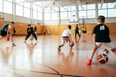 Für Nachwuchsbasketballer nichts Neues: den Ball durch die Beine dribbeln. Mit den Harlem Globetrotters macht das aber besonders viel Spaß.