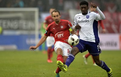 Zwickaus Kapitän Toni Wachsmuth (links) im Duell mit dem Osnabrücker Torschützen des Tages, Kwasi Okyere Wriedt.