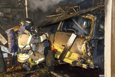 Ein Trabant in einer Stollberger Garage wurde durch ein Feuer komplett zerstört.