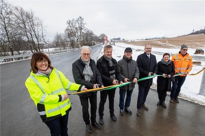 Plauens OB Steffen Zenner (3. von rechts) und Baubürgermeisterin Kerstin Wolf (rechts daneben) wirkten erleichtert, als die neue Zufahrt zum Industrie- und Gewerbegebiet Oberlosa im November vorigen Jahres freigegeben wurde. Doch der Bebauungsplan für diese Erweiterung ist derzeit in Frage gestellt. 