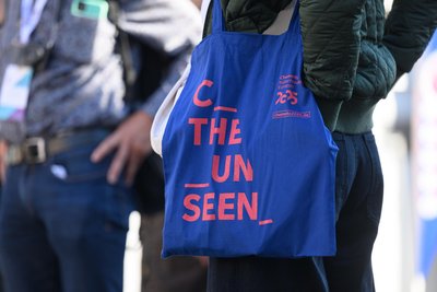 Der Schriftzug „C the unseen“ ist zum Beispiel auf den Kulturhauptstadtbeuteln zu sehen.