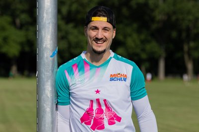 Micha Schue tritt im Bierkönig in seinem eigenen Trikot auf.