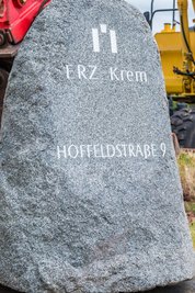 Die Steinmetzfirma Scheunert aus Stollberg steuerte zum offiziellen Baustart einen Stein bei.