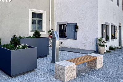Der gesamte Platz vor dem Haus Pfarrgasse 35 wurde erneuert und mit Bank und Hochbeeten versehen.