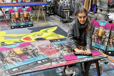 Das Theaterviertel zwischen Borngasse und Buttermarkt wird zum Schloss Transsylvania: Mira Zieger tapeziert Aufsteller.