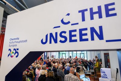 Auch in der Hartmannfabrik, dem Willkommenszentrum der Kulturhauptstadt - hier Besucher eines Konzerts -, ist der Schriftzug allgegenwärtig.