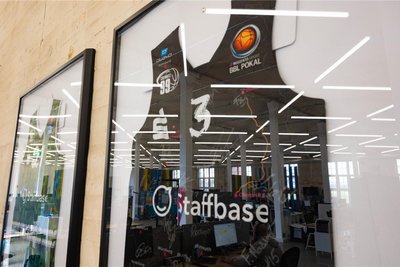 Staffbase ist Hauptsponsor des Basketballvereins Niners Chemnitz. Die Erfolge der Niners inspirieren ihn, erklärte Staffbase-Geschäftsführer Martin Böhringer dem Publikum der Voices-Konferenz in Berlin.
