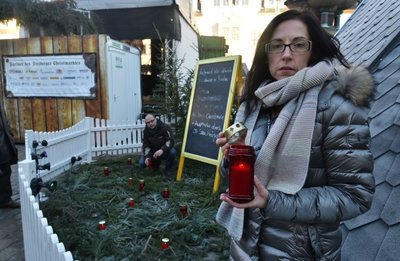 Anja Fiedler und David Bojack haben am Dienstag auf dem Freiberger Christmarkt zwölf Kerzen zum Gedenken an die Terroropfer von Berlin aufgestellt.