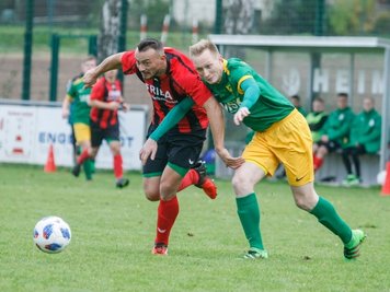 Sie schenkten sich nichts. Eiche (hier links Karsten Werneke) und Germania (Christopher Illing) trennten sich nach einem rassigen Derby 3:3. 