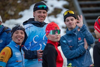 Niclas Tutte (hinten links) und daneben Luis Laukner beim Training mit ihrer Gruppe. Ihren Schützlingen bewiesen sie vor kurzem, dass sie es selbst auch noch können.