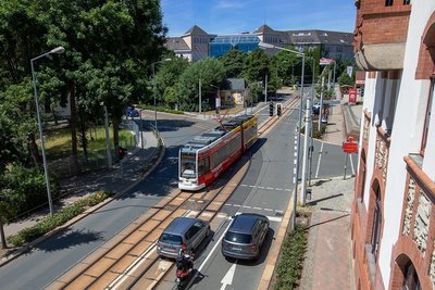 Die Liebknechtstraße im Plauener Westend: Bisher ist die Wendeschleife vor dem Möbelhaus Biller die Endhaltestelle. Im Verkehrsentwicklungsplan gibt es Überlegungen, die Linie bis nach Neundorf zu verlängern. 