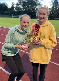 Siegerinnen beim Stundenlauf: Hannelore Seidel (links) und Lene Schwämmlein.