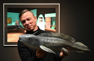Der Holzkünstler Robby Schubert mit dem von ihm gefertigten Modell des Urzeithais "Xenacanthus". Der markante Stachel auf dem Kopf der Figur ist deutlich zu sehen. 