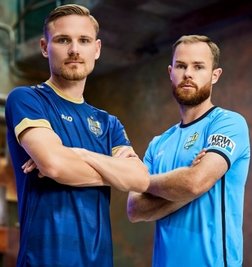 Die Spieler Robert Zickert (links) und Tobias Müller präsentieren die neuen Trikots des CFC. 