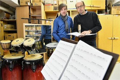 Orchesterleiter Attilio Tomasello (r.) und Assistent Markus Zimmermann sichten Musikstücke für den Ball. 