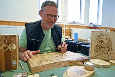 Aussteller bei der Hobbymesse 2023 in Reinsberg: Thomas Göhler aus Dresden fertigt Holzgeschenke.