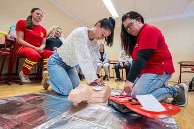 Bei der Schulung am Defibrillator: Lehrerin Patricia Viehweger (li.) und Erste Hilfe-Ausbilderin Sandra Köhler.