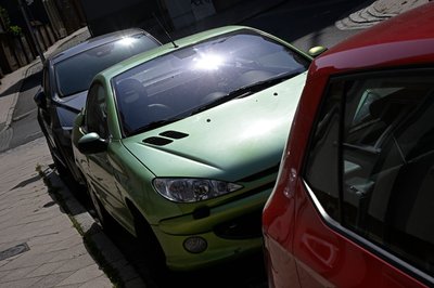 Parkplatz-Regel für heiße Tage: Möglichst schattig abstellen – und prüfen, ob der Schatten auch noch da ist, wenn Sie zurückkommen.