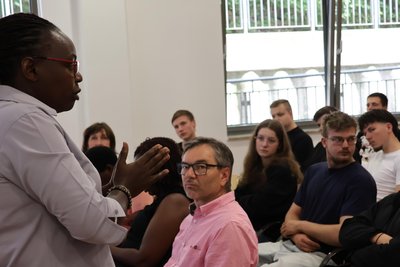 Annette Akankwasa aus Uganda spricht mit Auszubildenden im BSZ Vogtland.