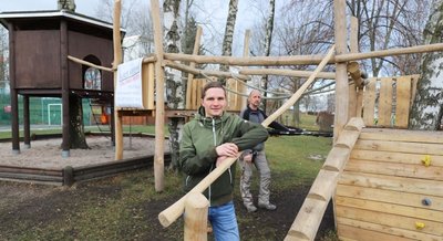 Sven Thiele (vorn) und Jens Körlin am Klettergerüst mit Wackelbrücke, welches das ältere Baumhaus mit einbezieht. 