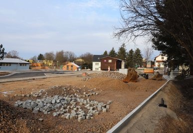 Die Arbeiten am neuen Naundorfer Ortskern, dem ehemaligen Bahnhofsplatz, sind weit fortgeschritten. 