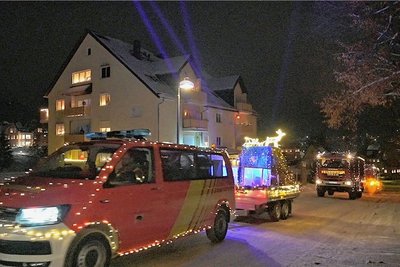 Drei Fahrzeuge sorgten mit viel Licht und lauter Musik in der gesamten Gemeinde für jede Menge Aufsehen. 