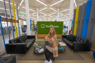 Julie Duske war 2016 eine der ersten 17 Mitarbeiterinnen von Staffbase. Acht Jahre später zählt das Chemnitzer Unternehmen 750 Beschäftigte.