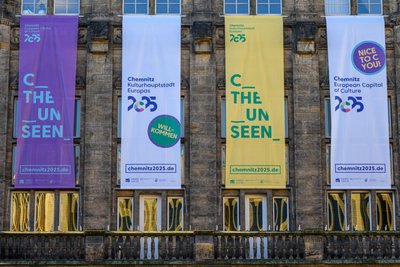 Kulturhauptstadtfahnen am Chemnitzer Rathaus.